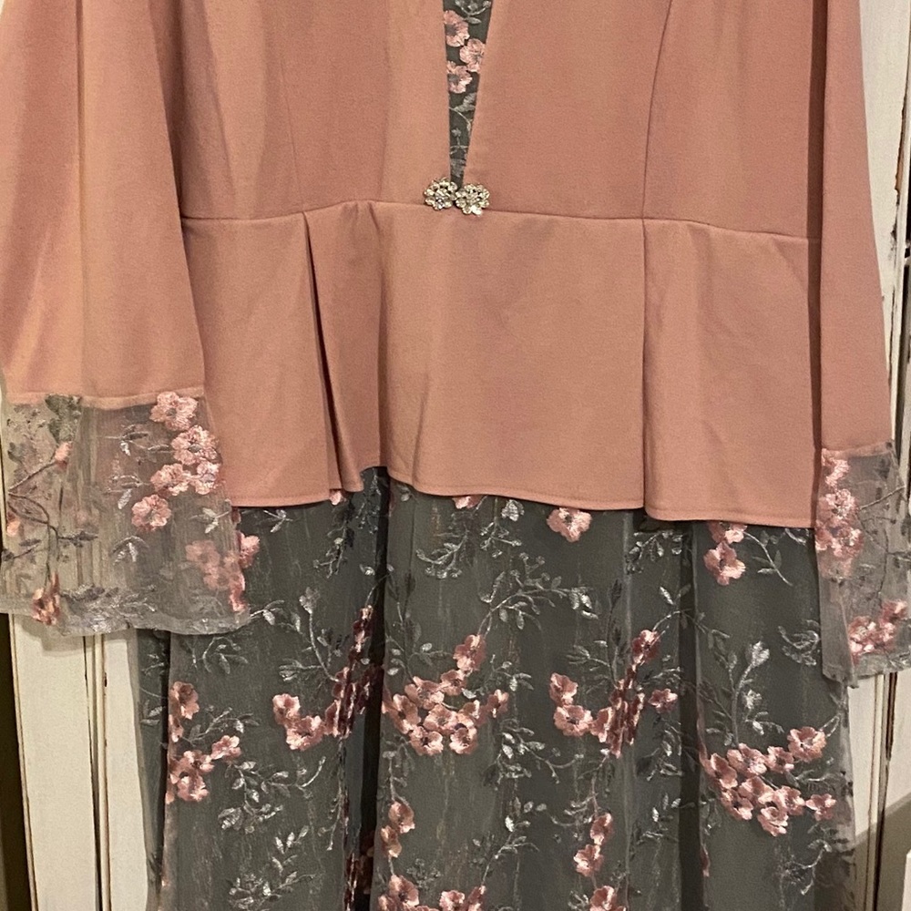 Very Flattering Mother of the Bride/Groom Dress
